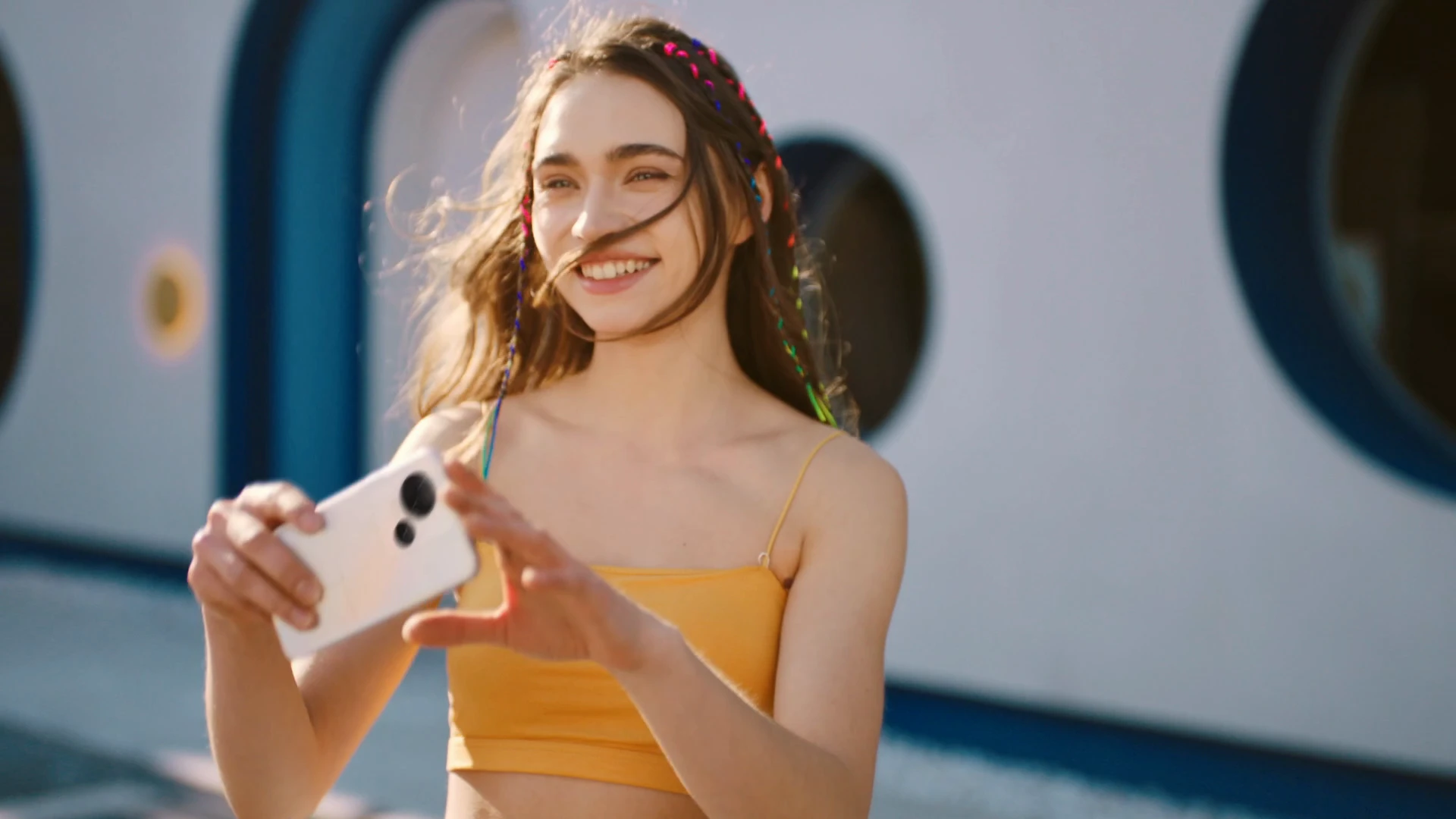TECNO Spark 10 广告中的日间手机使用场景